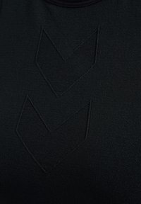 Zwart stoffen T-shirt met een reliëf, verhoogd chevronpatroon in een contrasterende donkere tint. Glad materiaal met een ronde hals.