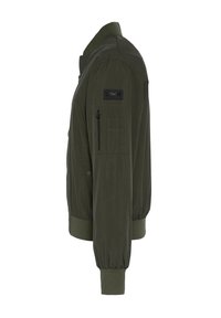 Chaqueta bomber verde con puños y cuello de canalé, que presenta un bolsillo con cremallera en la manga y un parche de logo en la parte superior del brazo.
