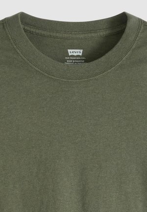 Olivengrøn t-shirt i bomuld med rund hals og korte ærmer; har syningsdetaljer og en etiket, der angiver mærke og fremstillingsland.