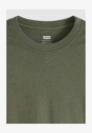 Olivengrøn t-shirt i bomuld med rund hals og korte ærmer; har syningsdetaljer og en etiket, der angiver mærke og fremstillingsland.