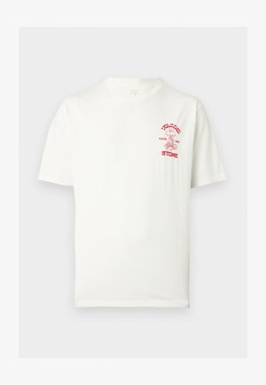 Άσπρο κοντομάνικο T-shirt με μικρό κόκκινο γραφικό και κείμενο "Blood Stone" στην αριστερή πλευρά του στήθους.