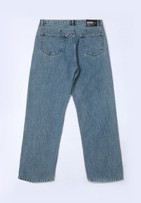 Blauwe spijkerbroek met een rechte pijp, met een hoge taille, vijf zakken en stikdetails. Achterlabel zichtbaar op de tailleband.