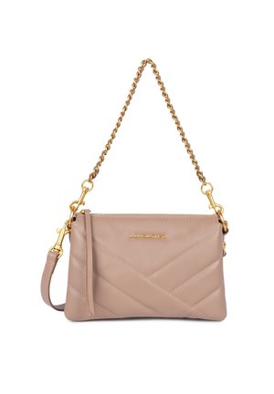 Sac à bandoulière Lancaster en cuir beige matelassé avec une chaîne dorée et une fermeture éclair.