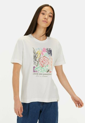 Hvid bomulds t-shirt med et farverigt blomsterdesign og teksten "CHASE NEW HORIZONS" i midten. Korte ærmer og afslappet pasform.