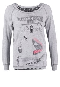 Sudadera gris de manga larga con escote en forma de barco. Presenta un estampado gráfico con lentejuelas y texto; dobladillo y puños acanalados; ribetes forrados con lunares.