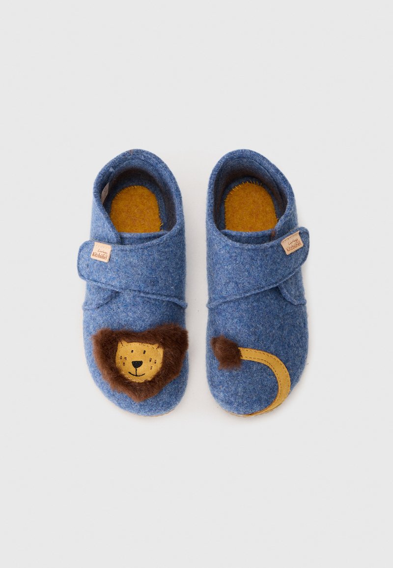 Chinelos de feltro azuis com um design de rosto de leão e detalhe em pele castanha. Interior amarelo e fita ajustável para um encaixe seguro. Sola plana.