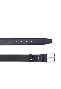 Marineblauer Leder Gürtel mit silberfarbener Metallschnalle, ausgestattet mit einer glatten Textur, fünf Löchern und einem Etikett mit der Aufschrift "Handgefertigt in Italien".