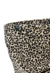 Fleecova vratača s uzorkom leopard, s malom crnom etiketom s natpisom "protest" na bijeloj pozadini.