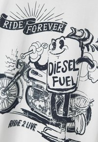 Biała koszulka z czarną grafiką przedstawiającą kreskówkowy pojemnik na paliwo obok motocykla, z tekstem "JEŹDŹ NA ZAWSZE" i "PALIWO DIESLA".