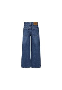 Jeans in denim a gamba larga di colore blu scuro con una finitura testurizzata. Presentano due tasche posteriori e un'etichetta logo beige sulla vita.