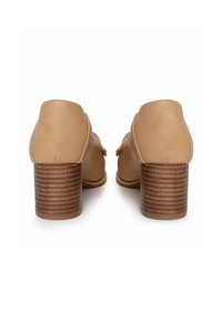 Zapatos de tacón bloque de cuero marrón claro con parte trasera redondeada. Presentan un tacón estriado marrón texturizado. Diseño minimalista, sin hardware ni acentos visibles.