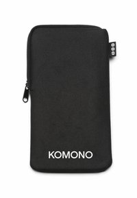 Zwarte stoffen etui met een gestructureerd oppervlak, voorzien van een bovenrits en een wit "KOMONO" logo aan de voorkant. Compact rechthoekige vorm.