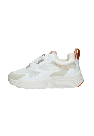 Zapatilla ligera en blanco con acentos grises, paneles de malla y gamuza, puntera redonda, cuello acolchado y lengüeta en el talón naranja. Suela de goma flexible.