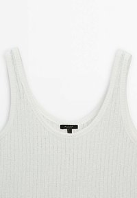 Débardeur en maille gris clair avec de larges bretelles, texture côtelée et col rond. Présente une petite étiquette noire à l'intérieur.