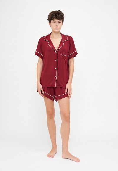 Βουργουνδίνο σετ πιτζάμας κοντομάνικο με λευκή τελείωση, περιλαμβάνει πουκάμισο με κουμπιά και αντίστοιχο σορτς, φτιαγμένο από μαλακό ύφασμα.