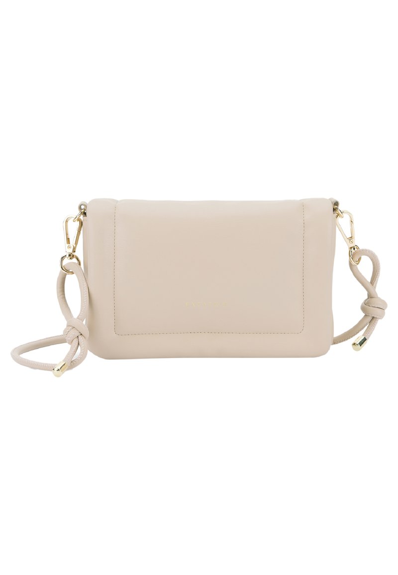 Borsa a tracolla in pelle beige con una superficie liscia, una tracolla annodata e dettagli in metallo dorato. Presenta un design rettangolare semplice.