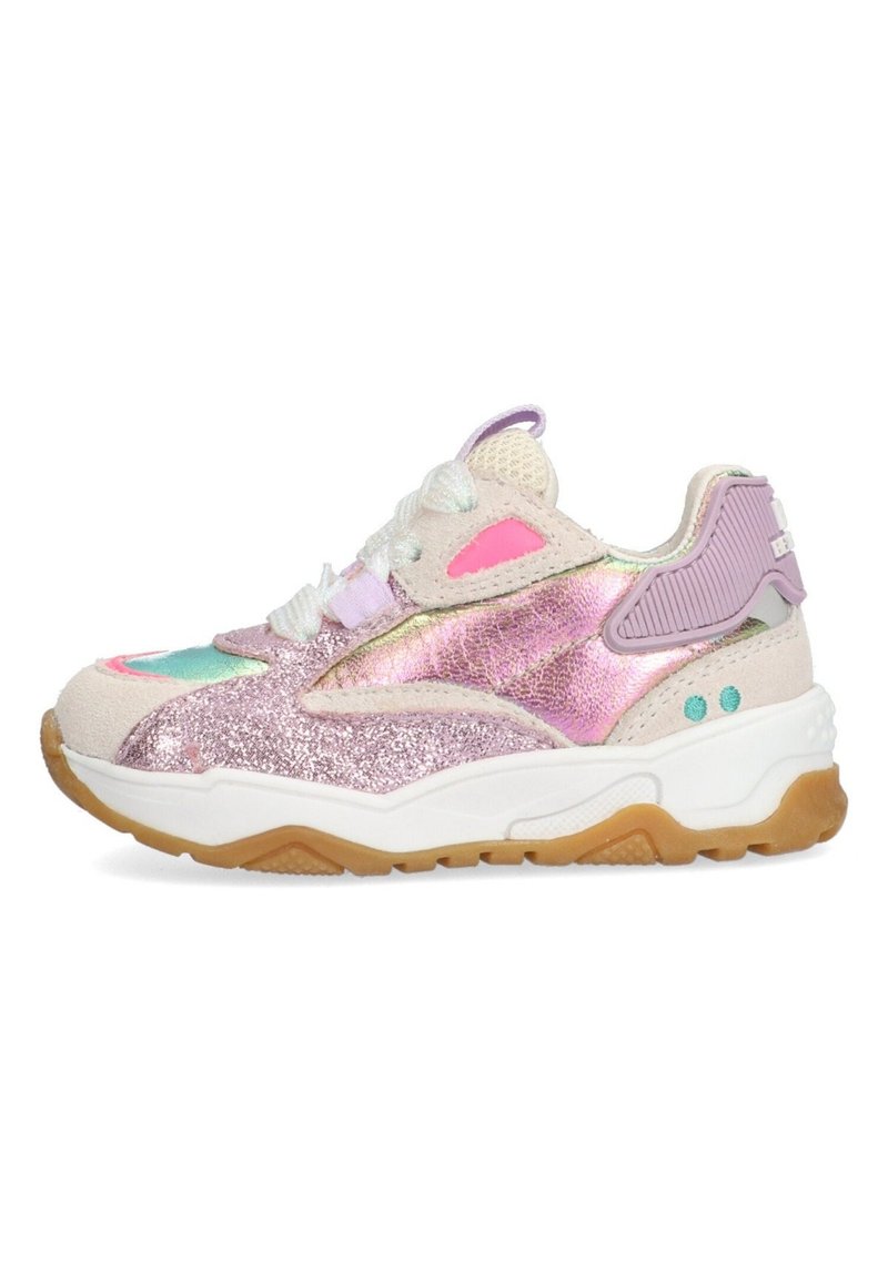 Glanzende roze en paarse sneaker met mesh accenten, voorzien van een dikke witte en gum zool, decoratieve overlays en contrasterende texturen.