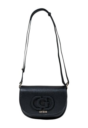 Bolso bandolera negro de cuero con textura, con correa ajustable, solapa curva y logo elevado entrelazado "G" encima del texto pequeño "GUESS" en la parte frontal.