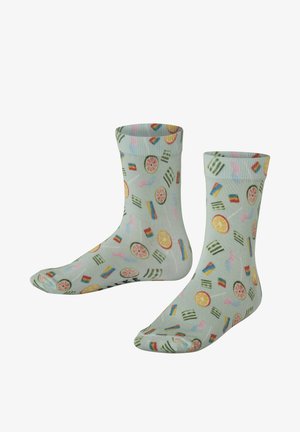 Chaussettes bleu clair avec des imprimés colorés de tranches d'agrumes, de rectangles rayés et de formes de bonbons, présentées en paire sur un fond blanc.