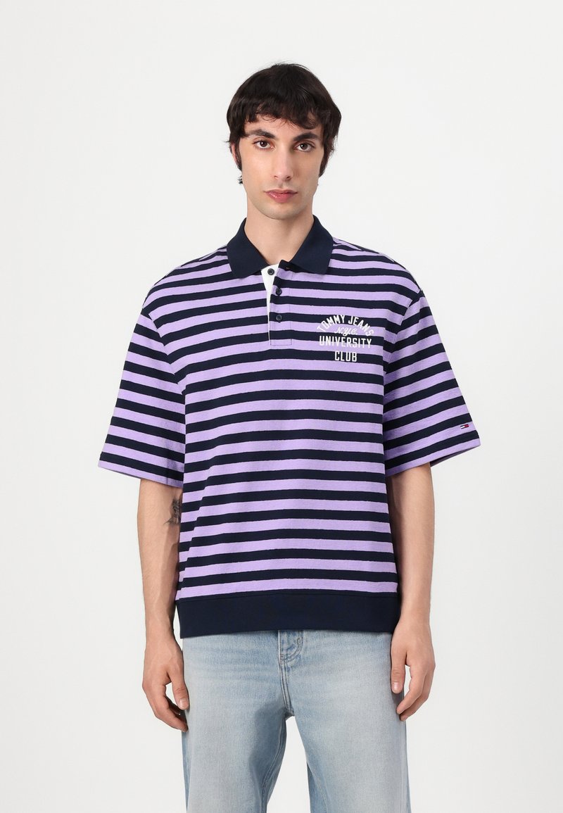 Lilla og marineblå stripete polo-skjorte med krage og korte ermer, med brodert tekst "University Club" på brystet.