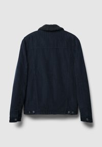 Marineblaue Cordjacke mit einem strukturierten, mit Fell gefütterten Kragen. Verfügt über Knopfverschlüsse und einen klassischen Schnitt. Die Rückansicht zeigt vertikale Linien.