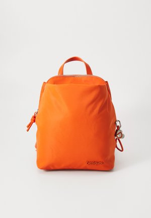 Zaino in nylon arancione con una finitura texturizzata, chiusura superiore con cerniera e un piccolo anello laterale per il fissaggio. Logo ricamato sulla parte anteriore.