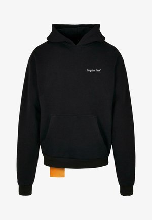 Melnā kapuci jaka, kas izgatavota no mīksta auduma, ar priekšējo kabatu un mazu baltu logo. Cuffs un apakšmala ir ribota; birka redzama.