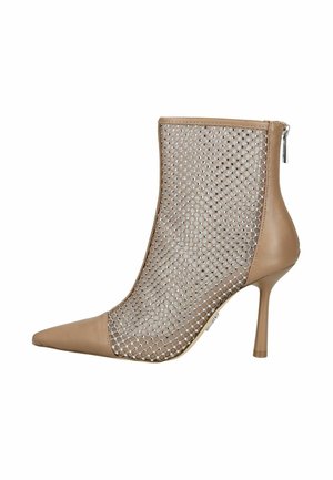 Beige pointige enkelboot met een mesh bovenwerk met een geometrisch patroon. Stiletto hak en ritssluiting aan de achterkant.