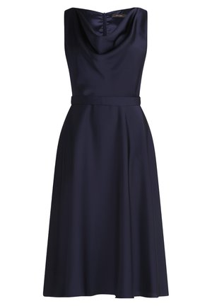Marineblå satindress med cowl-udskæring, tætsiddende talje og en udvidet nederdel. Indeholder en lynlåslukning bagpå.
