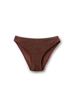 Bas de bikini marron texturé avec un design de jambe à taille haute, présenté à plat sur un fond blanc.