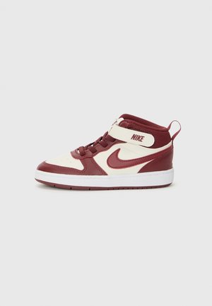 Sneaker Nike mid-top con design bordeaux e crema, materiali in pelle e mesh, con chiusura a lacci e strap in Velcro, suola bianca.