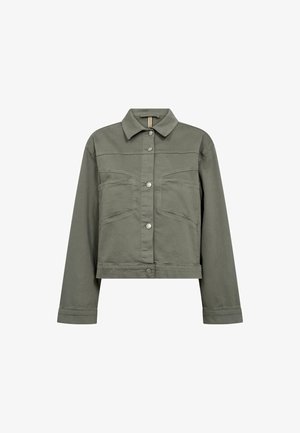 Chaqueta de mezclilla corta en verde oliva con mangas largas, cierre de botones, dos bolsillos en el pecho y detalles de costura sutiles en los hombros.