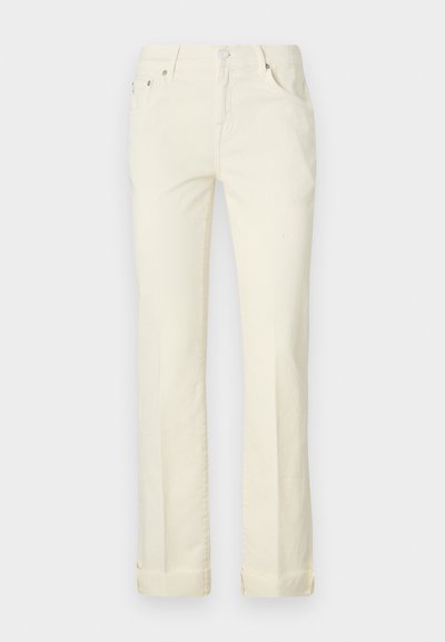 Svetlo rumeni ravni traper hlače iz bombaža, z zasnovo petih žepov, zankami za pas in zavihanimi manšetami na robu.