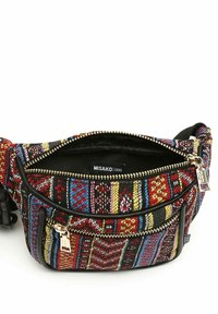 Kolorowa pleciona torba na pas z wzorami w czerwonym, niebieskim i żółtym kolorze, z dwoma złotymi suwakami, czarnym wykończeniem i regulowanym paskiem, z metką marki "MISAKO" wewnątrz.