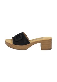 Sandale noire à enfiler avec une large sangle dotée d'une boucle rectangulaire, plateforme en bois et talon carré avec une texture nervurée.