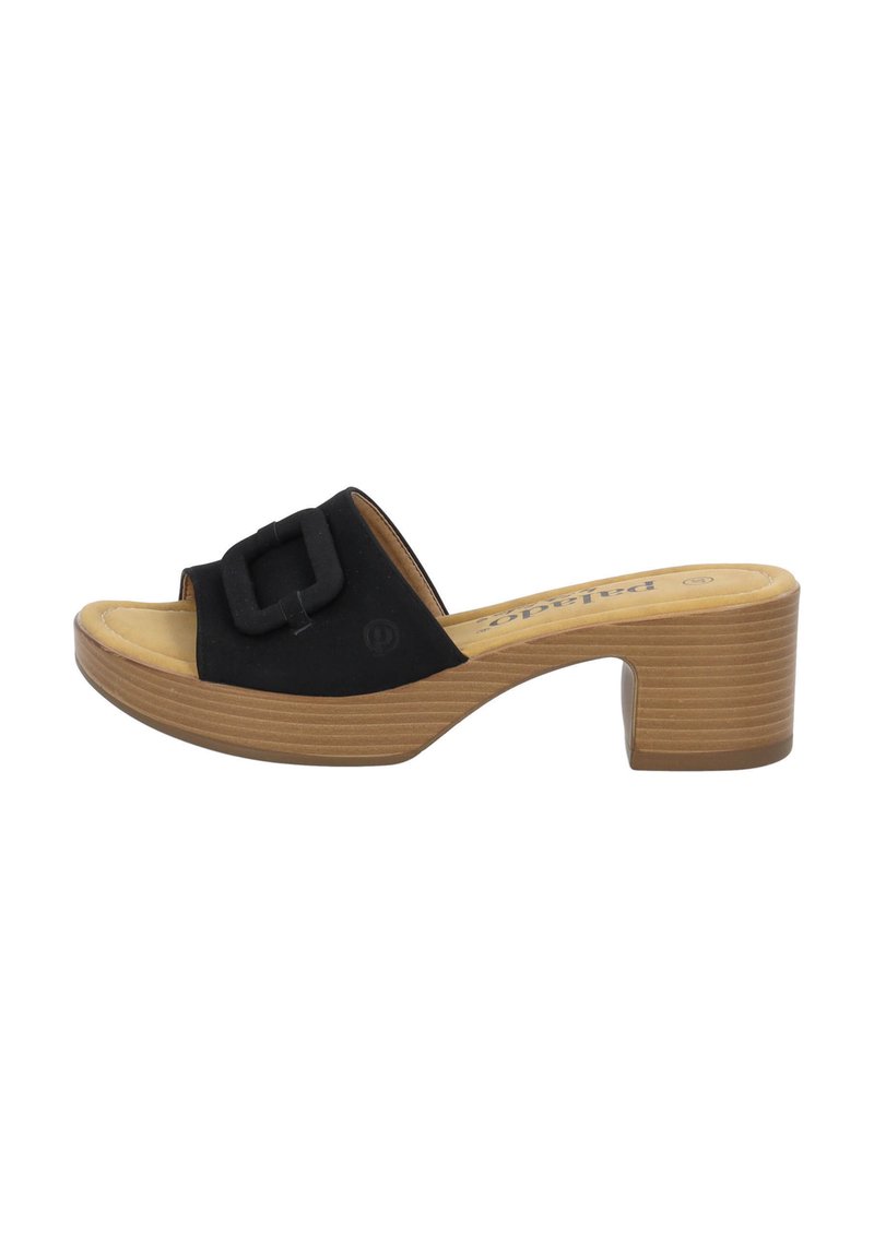 Sandale noire à enfiler avec une large sangle dotée d'une boucle rectangulaire, plateforme en bois et talon carré avec une texture nervurée.