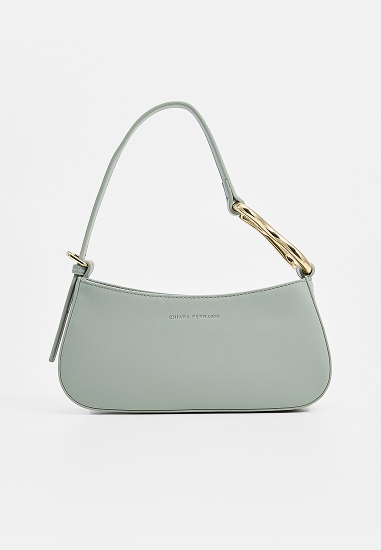 Grüne Lederhandtasche mit kurvenförmiger Form. Verfügt über einen goldfarbenen, gebogenen Griff und einen eingeprägten Markennamen. Glatte Textur und elegantes Design.