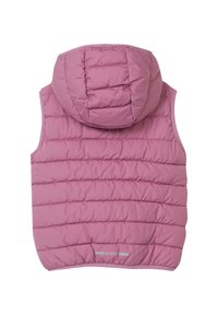 Rosa gesteppte ärmellose Kapuzenjacke mit horizontalen Nähten und reflektierendem "s.Oliver"-Logo nahe dem unteren Rand.