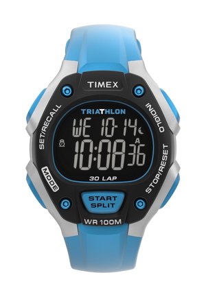 Digitalni Timex Triathlon sat s plavim remenom, prikazuje vrijeme, datum i štopericu za 30 krugova, s vidljivim tipkama za odabir moda i start/split.