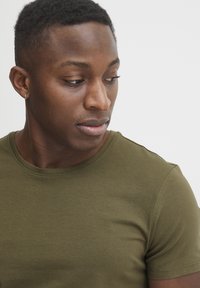 Casual Friday CFDavid - T-shirts - burnt olive