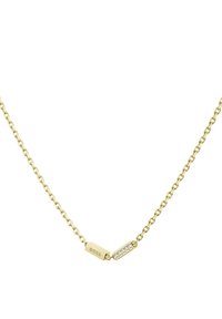 Een gouden ketting met een rechthoekig hanger, gegraveerd met "BOSS" en versierd met een rij heldere edelstenen.
