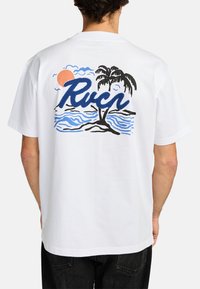 Hvid bomuld t-shirt med et farverigt grafisk motiv af en solnedgang, palmetræ og havbølger med blå og sorte detaljer på ryggen.