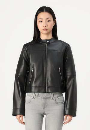 Veste cropped en faux cuir noir avec un col montant, fermeture éclair à l'avant et deux poches avant ; présente des détails matelassés aux épaules.
