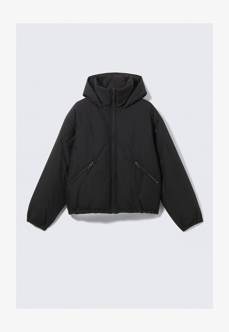 Doudoune noire avec une capuche, dotée d'un zip sur le devant, de poignets élastiques et de deux poches latérales zippées en biais. Texture lisse et design courte.
