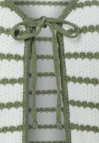 Strickjacke mit grünen und weißen Streifen, einer Bindeschließe und einem strukturierten Muster an den Kanten. Aus weichem, atmungsaktivem Material.