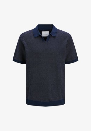 Granatowa koszulka polo z krótkim rękawem o teksturowanym splocie, z ściągaczami na mankietach i dole oraz kołnierzykiem z ostrym zakończeniem i wycięciem w kształcie litery V.