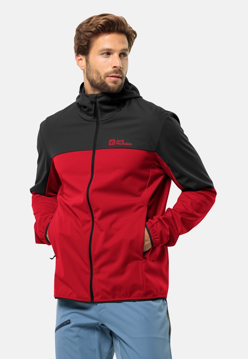 Veste softshell rouge et noire avec capuche, dotée d'une fermeture éclair à l'avant, de poignets élastiques et de poches latérales. Logo affiché sur la zone de la poitrine.