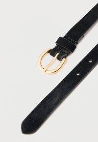 Schwarzer Wildledergürtel mit einer goldfarbenen Doppeldornschnalle und glatter Textur. Enthält Löcher für die Einstellung entlang des Riemens.