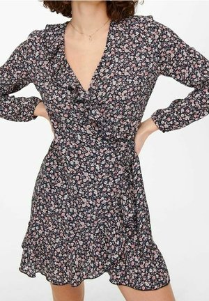 Zwarte bloemenjurk met een gerimpelde halslijn, lange mouwen en een uitlopende zoom met roze en witte bloemenpatronen overal.