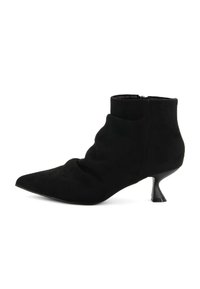 Stivale alla caviglia in suede nero con punta appuntita, corpo testurizzato e tacco curvato. Presenta materiale arricciato e una chiusura con zip sul retro.
